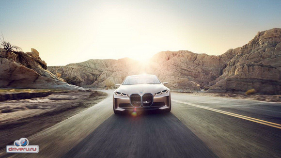 BMW i4 2021 спереди в движении