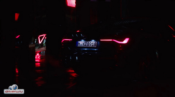 BMW 4 Серии сзади сбоку в темноте