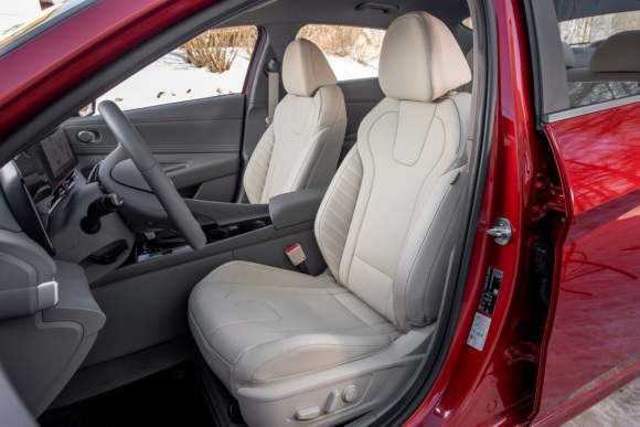 Передний ряд сидений в Hyundai Elantra 2021