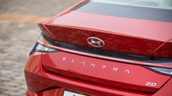 Hyundai Elantra 2021 сзади 