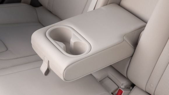 Подстаканники для задних пассажиров в Hyundai Elantra 2021