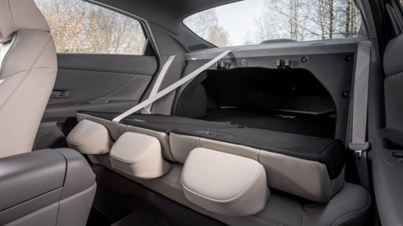 Сложенный задний ряд сидений в Hyundai Elantra 2021
